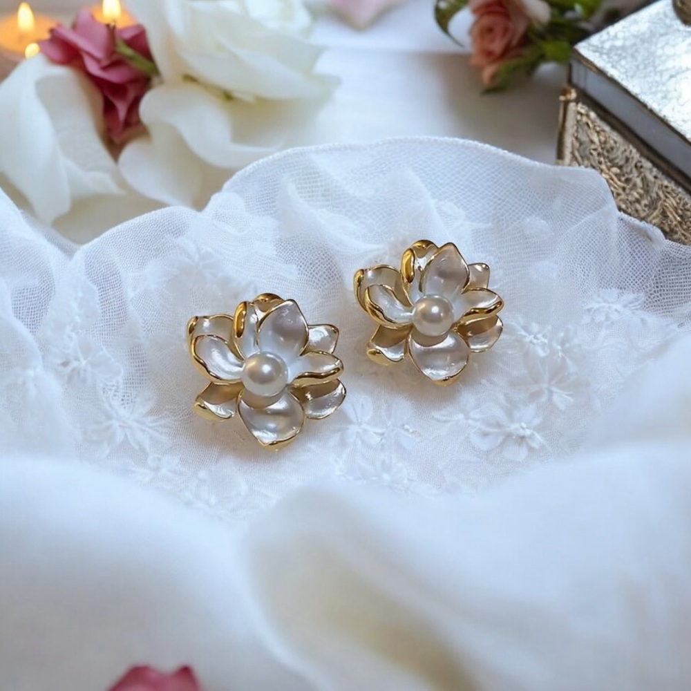 Delicate Exquisite Stud‎ Earrings with White Flower Faux Pearl Decor Elegant